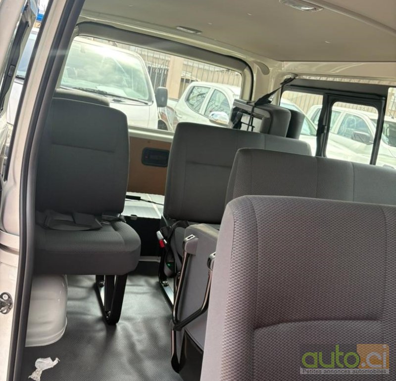 Photo 2 AUTO.CI : Toyota HiAce 2.0