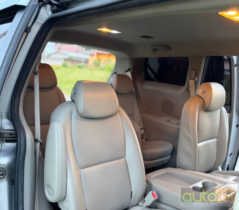 Photo 6 AUTO.CI : KIA Carnival 2.0L avec 2clé 7places