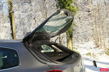 Un caisson de basses dans la vitre d'une voiture !