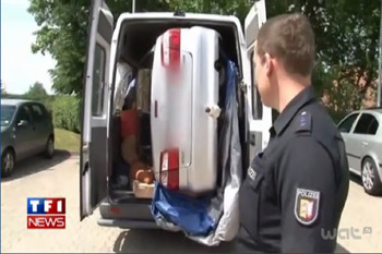 Une Mazda 626 cachée dans une camionnette.