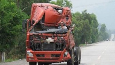 Insolite : un camion chinois qui roule tranquillement, même détruit