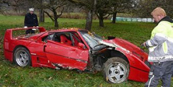 Insolite : à 80 ans, il crashe sa Ferrari F40