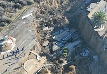 Insolite : énorme glissement de terrain sur une route californienne, façon ``2012``