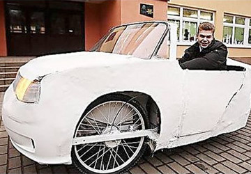 Il construit une voiture électrique de ses propres mains !