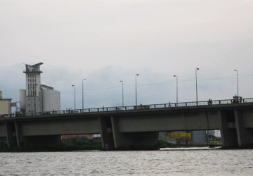 Plateau : Un train déraille sous le pont Houphouet