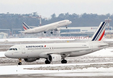 Trafic aérien: 3e jour de grève, des centaines de vols annulés