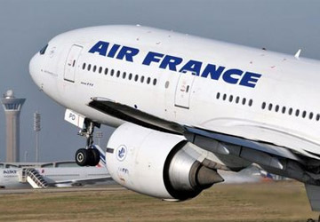 Un steward d'Air France empêché de voler pour avoir refusé d'enlever ses tresses
