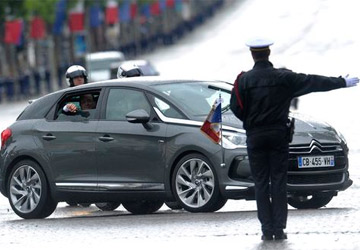 Hollande roule à 160 km/h sur l'autoroute