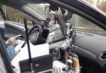 Il avait installé tout son bureau dans sa voiture !