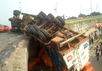 Plateau: un camion se renverse à la montée du pont H-B
