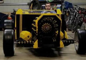 il construit une automobile en Lego !