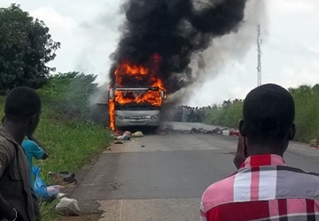 Axe Bouaké-Abidjan: un car part en fumée à l’entrée de Yakro