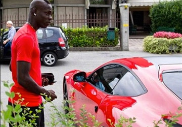 Mario Balotelli arrive à l’entrainement dans une Ferrari F12 Berlinetta de plus de 300 milles euros [Photos]