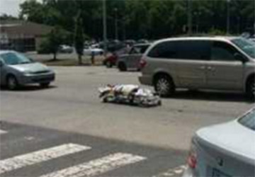 Video- Un corbillard perd un cadavre sur la route