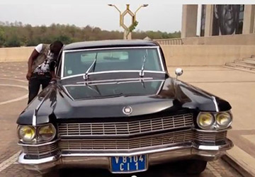 Une des limousines d'Houphouët exposée à l'Hotel du District d'Abidjan