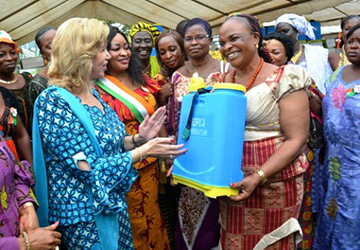 Mme Ouattara gâte les femmes du vivrier. 41 camions annoncés pour 2015