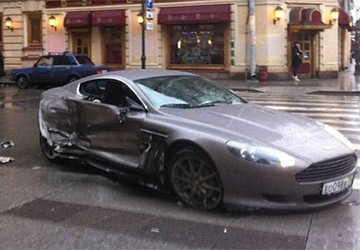 15 ans : il achète une Aston et la détruit