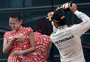 Hamilton : l’hôtesse du podium réagit