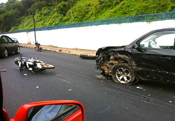[PHOTOS] Carambolage mortel au Plateau entre 4 véhicules et une moto, occasionnant un embouteillage sur le boulevard lagunaire au niveau de la Cathédrale.