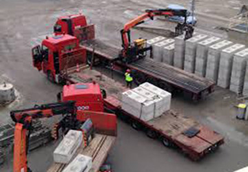Riviera: Un bloc béton tombe d’un camion et tue un des employés