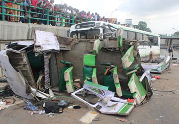 Accident de la circulation sous le pont de la Riviéra 2: un Gbaka et un gros Camion entrent en collision, plusieurs blessés dénombrés.