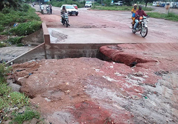 Bouaké: le nouveau pont du quartier Sokoura rongé par les eaux
