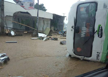 Abidjan: un pan de la clôture d'un dépôt SOTRA emporté par la pluie