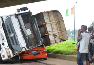 Côte d’Ivoire / Un camion de sable écrase un taxi