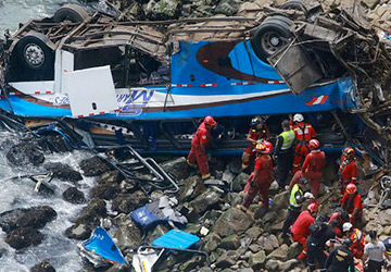 Pérou: au moins 48 morts dans la chute d’un car depuis une falaise