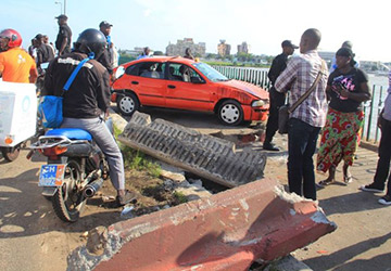 Un taxi fait un tonneau sur le pont De Gaulle d’Abidjan et échappe à une chute dans la lagune