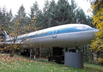 Un homme transforme un vieil avion en maison