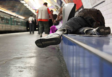 France: un plan pour sortir les SDF du métro de Paris