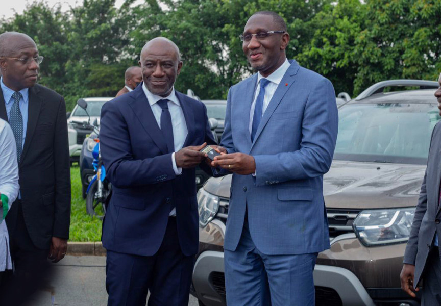 Côte d’Ivoire: Roger Adom équipe l’OCPV de 17 véhicules et 50 motos