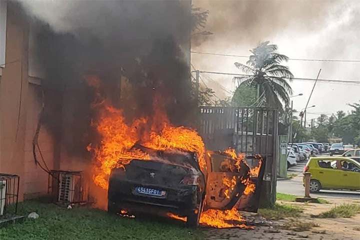 Explosion d’un véhicule devant le siège du COJEP : le parti appelle au calme et à la sérénité