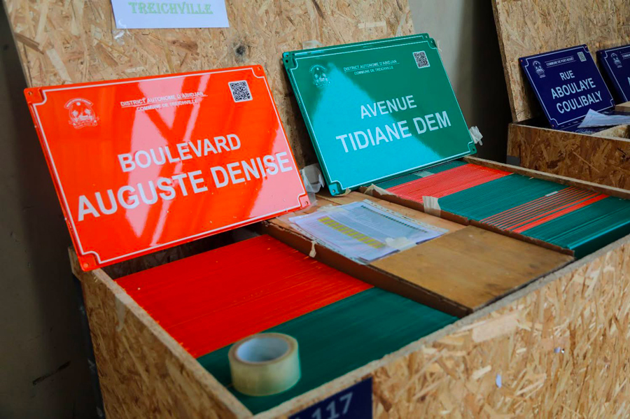 Côte d'Ivoire/Projet d'adressage du district d'Abidjan: démarrage de la pose des plaques des rues et lieux publics ( Officiel)